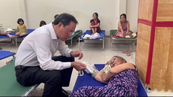 MTTQ TP HCM thăm, động viên các gia đình vụ hỏa hoạn tại quận 1 - Ảnh 1. MTTQ TP HCM thăm, động viên các gia đình vụ hỏa hoạn tại quận 1 - Ảnh 1.
