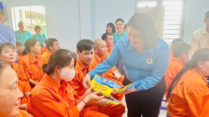Những người làm việc xuyên Tết- Ảnh 6. Những người làm việc xuyên Tết- Ảnh 6.