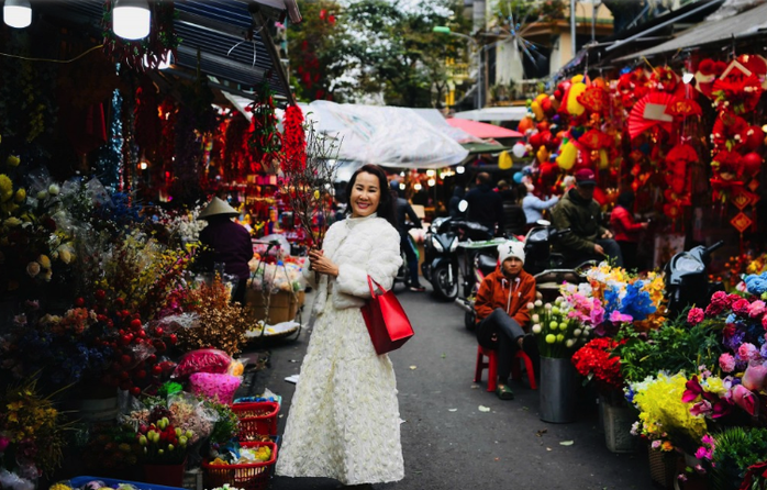 Nhạc sĩ Giáng Son dạo chợ hoa hoài niệm Tết- Ảnh 2. Nhạc sĩ Giáng Son dạo chợ hoa hoài niệm Tết- Ảnh 2.