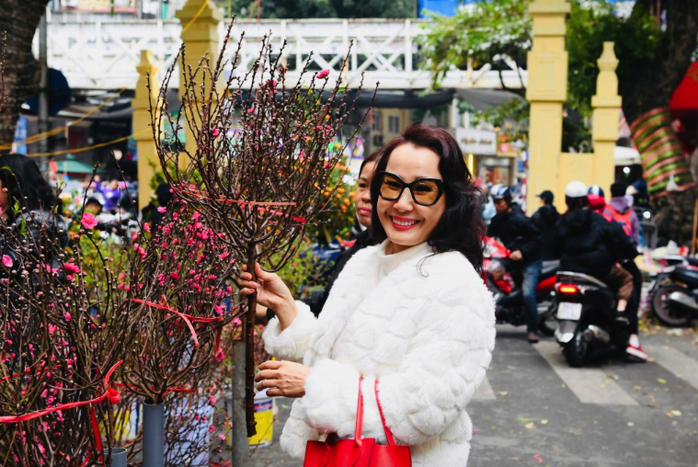 Nhạc sĩ Giáng Son dạo chợ hoa hoài niệm Tết- Ảnh 3. Nhạc sĩ Giáng Son dạo chợ hoa hoài niệm Tết- Ảnh 3.
