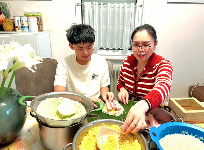 Cuộc thi viết “TẾT THỜI SỐ”: Hương vị tình thân nơi xa xứ
- Ảnh 8. Cuộc thi viết “TẾT THỜI SỐ”: Hương vị tình thân nơi xa xứ
- Ảnh 8.