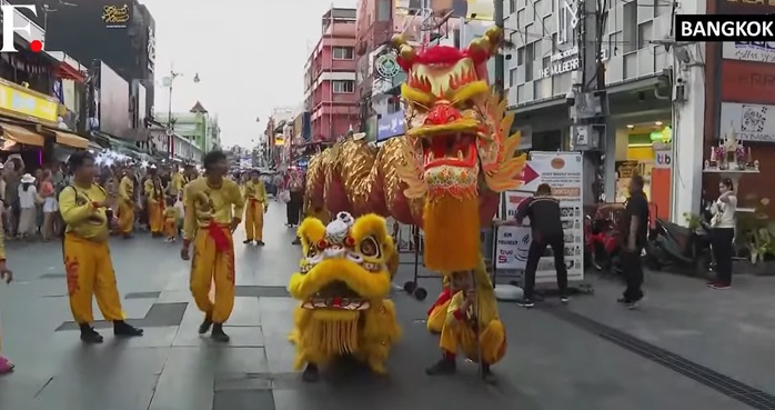 Múa lân, múa rồng trên đường phố Bangkok, Thái Lan. Ảnh: YouTube Múa lân, múa rồng trên đường phố Bangkok, Thái Lan. Ảnh: YouTube