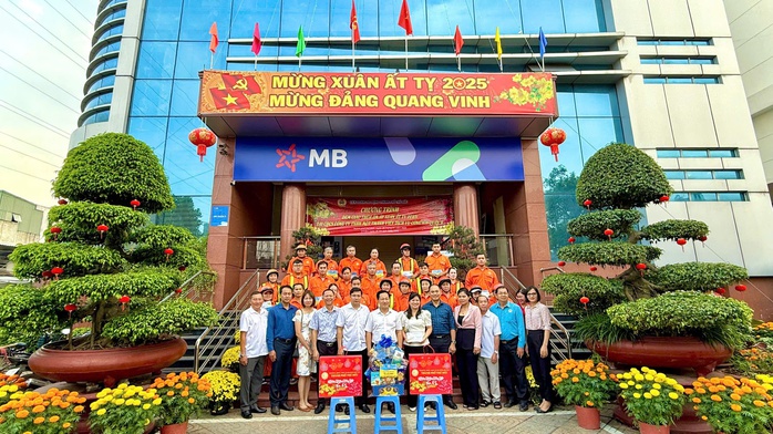 Những người làm việc xuyên Tết- Ảnh 7. Những người làm việc xuyên Tết- Ảnh 7.