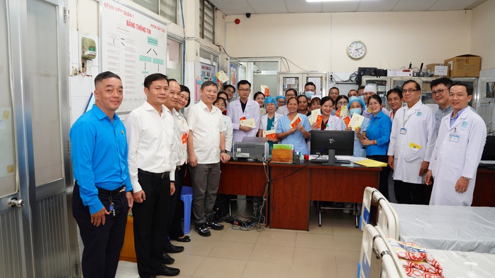 Chúc Tết công nhân vệ sinh trong đêm giao thừa- Ảnh 4. Chúc Tết công nhân vệ sinh trong đêm giao thừa- Ảnh 4.