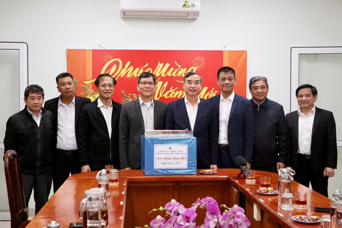 Chủ tịch UBND TP Đà Nẵng thăm, động viên các lực lượng ứng trực đêm giao thừa- Ảnh 1. Chủ tịch UBND TP Đà Nẵng thăm, động viên các lực lượng ứng trực đêm giao thừa- Ảnh 1.