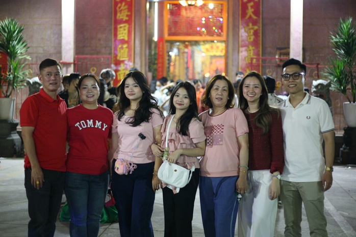 Người dân TP HCM đi chùa cầu bình an đêm giao thừa- Ảnh 3. Người dân TP HCM đi chùa cầu bình an đêm giao thừa- Ảnh 3.