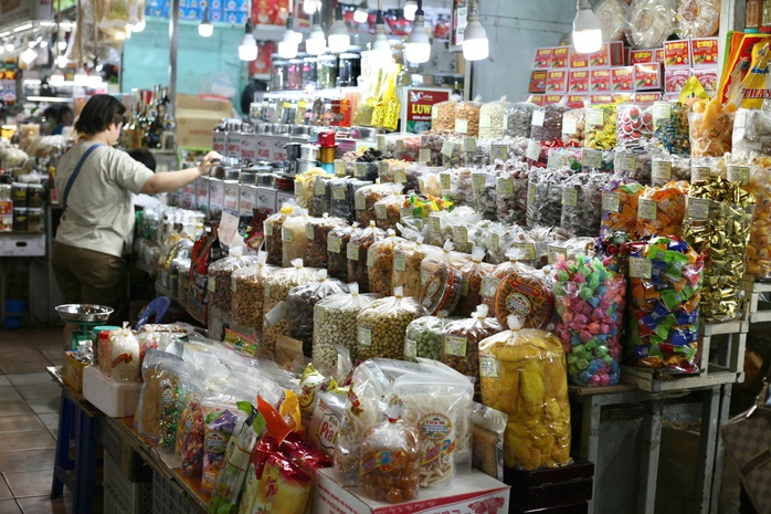 Chợ Tết TP HCM: Không gian náo nhiệt và những câu chuyện ấm lòng- Ảnh 1. Chợ Tết TP HCM: Không gian náo nhiệt và những câu chuyện ấm lòng- Ảnh 1.