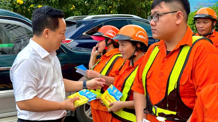 Những người làm việc xuyên Tết- Ảnh 8. Những người làm việc xuyên Tết- Ảnh 8.