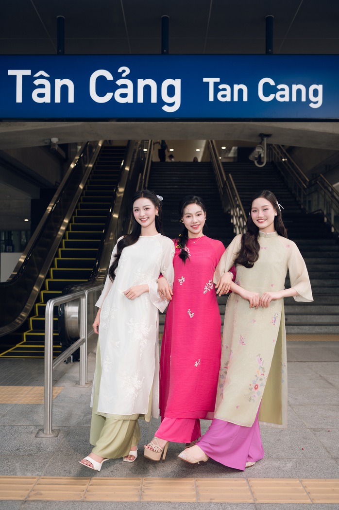 Dàn Hoa hậu Sen Vàng gợi ý chọn áo dài du xuân
- Ảnh 11. Dàn Hoa hậu Sen Vàng gợi ý chọn áo dài du xuân
- Ảnh 11.