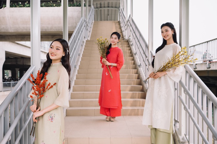 Dàn Hoa hậu Sen Vàng gợi ý chọn áo dài du xuân
- Ảnh 9. Dàn Hoa hậu Sen Vàng gợi ý chọn áo dài du xuân
- Ảnh 9.