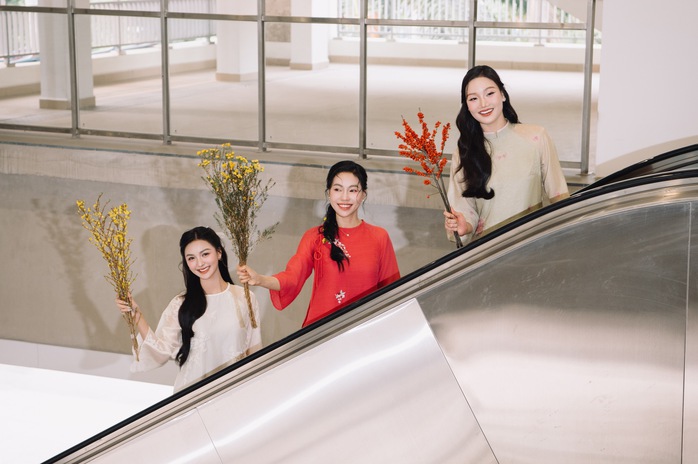 Dàn Hoa hậu Sen Vàng gợi ý chọn áo dài du xuân
- Ảnh 3. Dàn Hoa hậu Sen Vàng gợi ý chọn áo dài du xuân
- Ảnh 3.