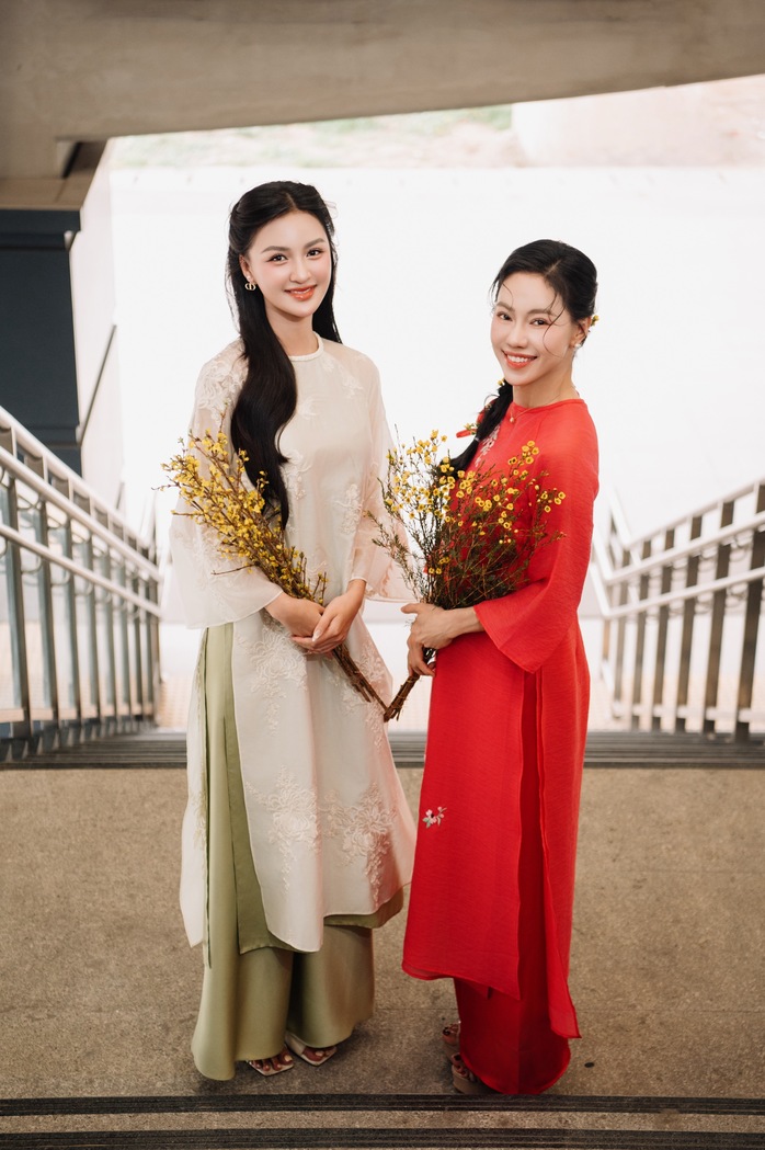 Dàn Hoa hậu Sen Vàng gợi ý chọn áo dài du xuân
- Ảnh 14. Dàn Hoa hậu Sen Vàng gợi ý chọn áo dài du xuân
- Ảnh 14.