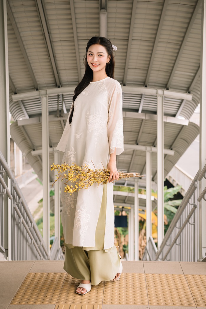 Dàn Hoa hậu Sen Vàng gợi ý chọn áo dài du xuân
- Ảnh 5. Dàn Hoa hậu Sen Vàng gợi ý chọn áo dài du xuân
- Ảnh 5.