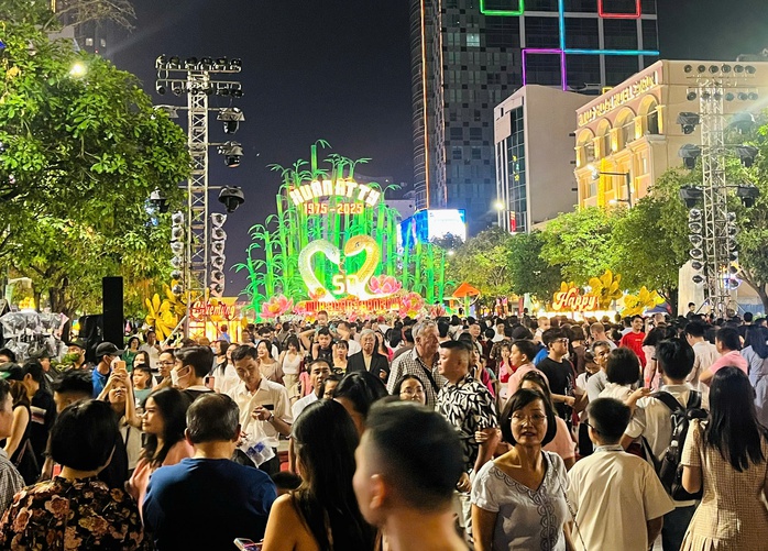 Đường hoa Nguyễn Huệ: 1,2 triệu lượt khách tham quan, hơn 1.500 bài báo đưa tin- Ảnh 1. Đường hoa Nguyễn Huệ: 1,2 triệu lượt khách tham quan, hơn 1.500 bài báo đưa tin- Ảnh 1.