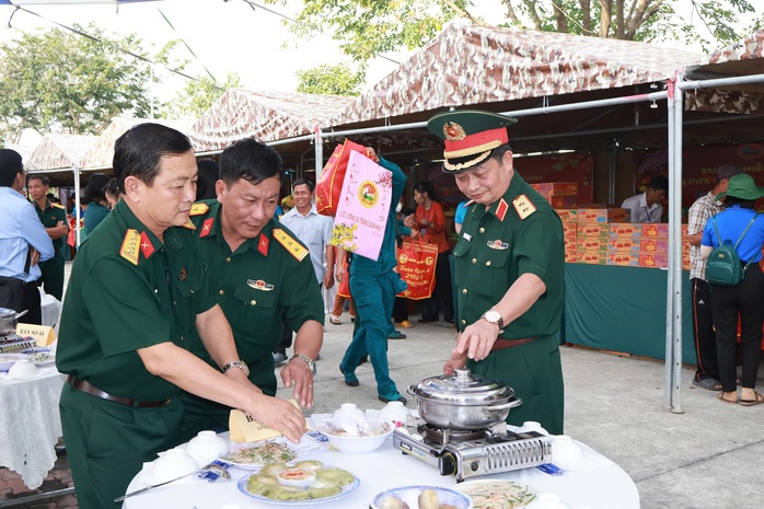 Chuyện kể từ những mâm cơm Tết đặc biệt- Ảnh 1. Chuyện kể từ những mâm cơm Tết đặc biệt- Ảnh 1.