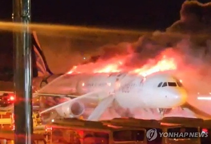 Máy bay Air Busan bốc cháy tại sân bay Gimhae. Ảnh: Yonhap Máy bay Air Busan bốc cháy tại sân bay Gimhae. Ảnh: Yonhap