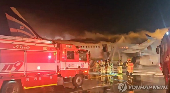 Lực lượng cứu hỏa được triển khai để dập lửa. Ảnh: Yonhap Lực lượng cứu hỏa được triển khai để dập lửa. Ảnh: Yonhap