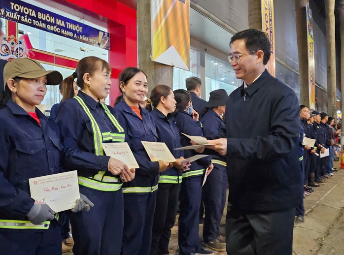 Bí thư Tỉnh ủy Đắk Lắk tặng quà cho công nhân vệ sinh đêm giao thừa- Ảnh 1. Bí thư Tỉnh ủy Đắk Lắk tặng quà cho công nhân vệ sinh đêm giao thừa- Ảnh 1.