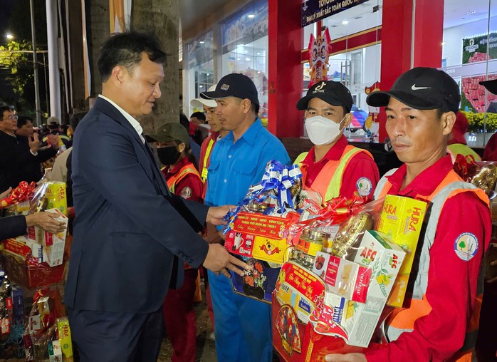 Bí thư Tỉnh ủy Đắk Lắk tặng quà cho công nhân vệ sinh đêm giao thừa- Ảnh 2. Bí thư Tỉnh ủy Đắk Lắk tặng quà cho công nhân vệ sinh đêm giao thừa- Ảnh 2.