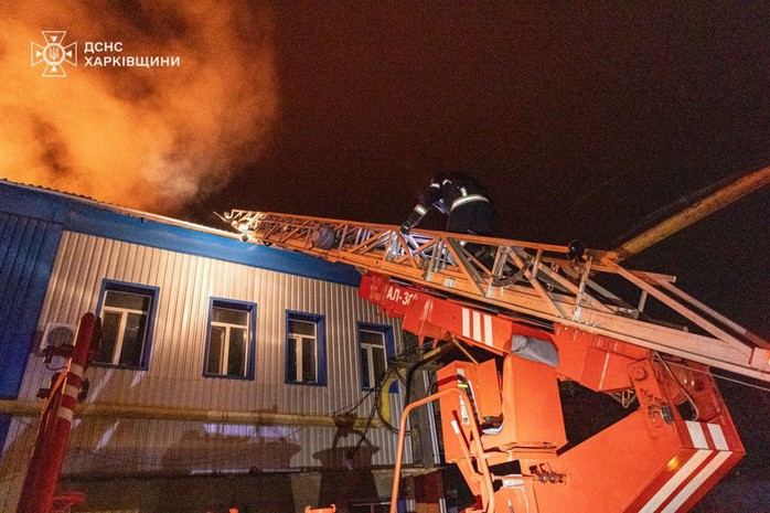 Vụ hỏa hoạn bùng phát ở TP Kharkiv sau cuộc tấn công của Nga lúc rạng sáng 28-1. Ảnh: Telegram Vụ hỏa hoạn bùng phát ở TP Kharkiv sau cuộc tấn công của Nga lúc rạng sáng 28-1. Ảnh: Telegram