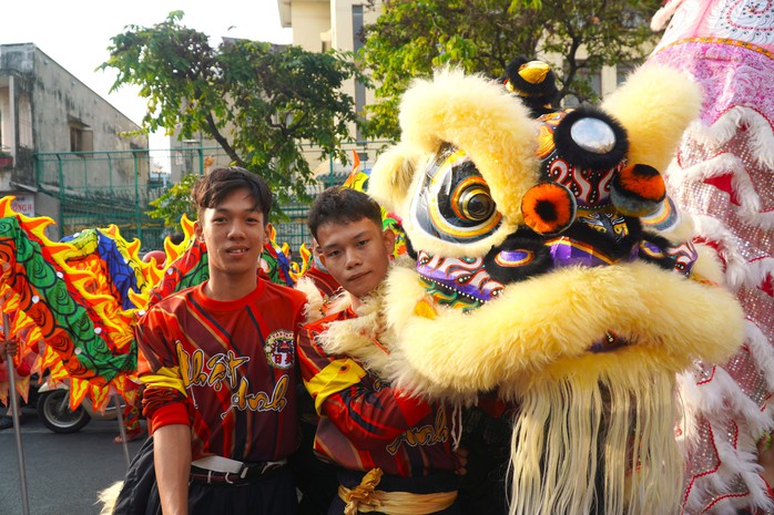 VIDEO: Xem múa lân "khai quang điểm nhãn" ngày Tết tại Chợ Lớn- Ảnh 5. VIDEO: Xem múa lân "khai quang điểm nhãn" ngày Tết tại Chợ Lớn- Ảnh 5.