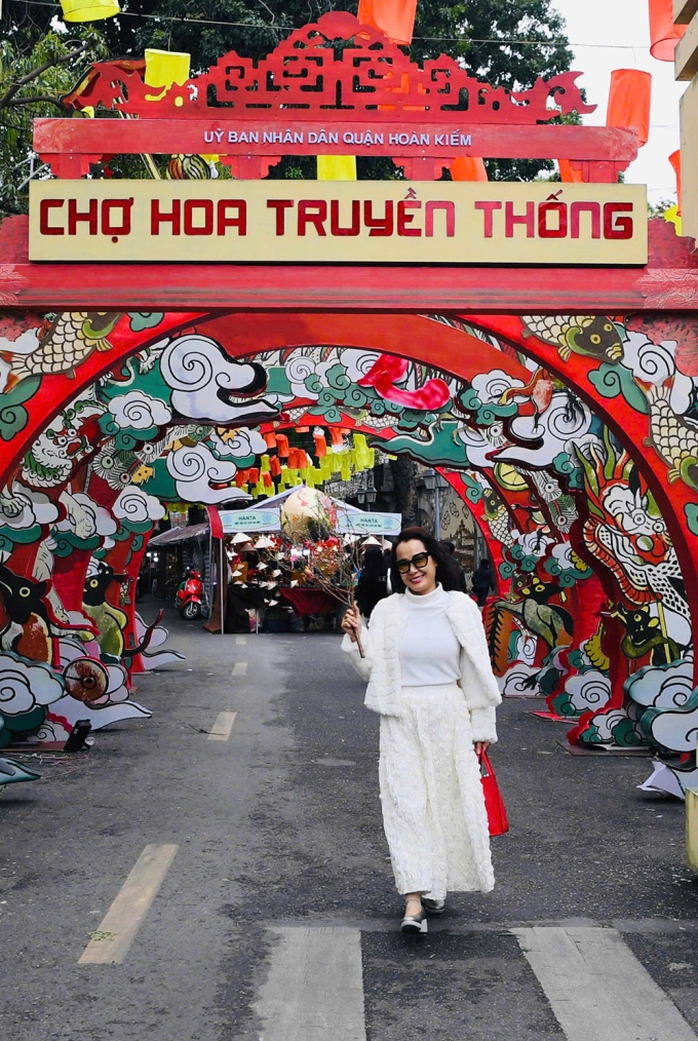 Nhạc sĩ Giáng Son dạo chợ hoa hoài niệm Tết- Ảnh 4. Nhạc sĩ Giáng Son dạo chợ hoa hoài niệm Tết- Ảnh 4.