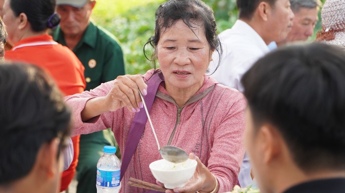Chuyện kể từ những mâm cơm Tết đặc biệt- Ảnh 6. Chuyện kể từ những mâm cơm Tết đặc biệt- Ảnh 6.