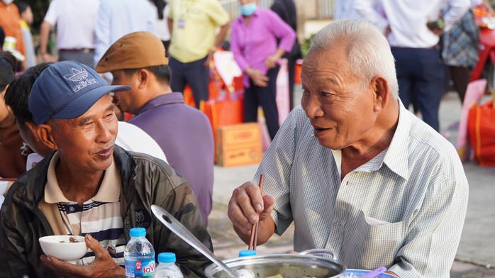 Chuyện kể từ những mâm cơm Tết đặc biệt- Ảnh 5. Chuyện kể từ những mâm cơm Tết đặc biệt- Ảnh 5.