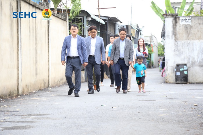 Công nhân bất ngờ khi Tổng giám đốc Hàn Quốc đến tận nhà trọ chúc Tết- Ảnh 1. Công nhân bất ngờ khi Tổng giám đốc Hàn Quốc đến tận nhà trọ chúc Tết- Ảnh 1.