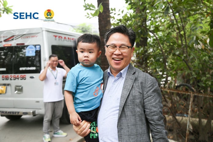 Công nhân bất ngờ khi Tổng giám đốc Hàn Quốc đến tận nhà trọ chúc Tết- Ảnh 3. Công nhân bất ngờ khi Tổng giám đốc Hàn Quốc đến tận nhà trọ chúc Tết- Ảnh 3.