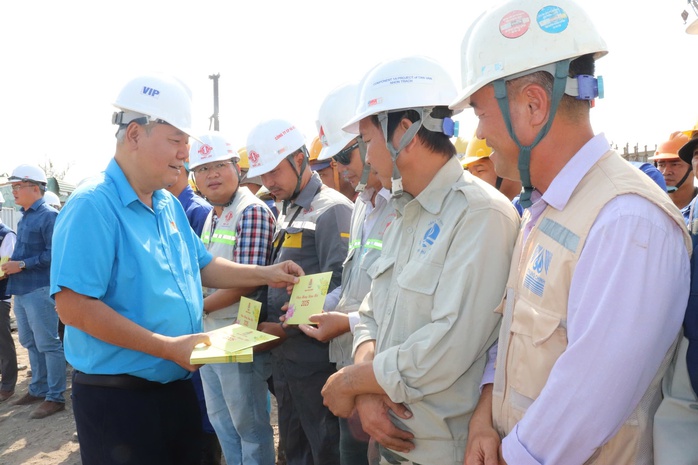 Thăm công nhân làm xuyên Tết tại dự án đường Vành đai 3 TP HCM- Ảnh 1. Thăm công nhân làm xuyên Tết tại dự án đường Vành đai 3 TP HCM- Ảnh 1.
