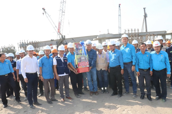 Thăm công nhân làm xuyên Tết tại dự án đường Vành đai 3 TP HCM- Ảnh 3. Thăm công nhân làm xuyên Tết tại dự án đường Vành đai 3 TP HCM- Ảnh 3.