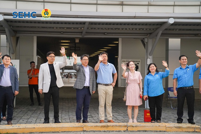 Công nhân bất ngờ khi Tổng giám đốc Hàn Quốc đến tận nhà trọ chúc Tết- Ảnh 7. Công nhân bất ngờ khi Tổng giám đốc Hàn Quốc đến tận nhà trọ chúc Tết- Ảnh 7.
