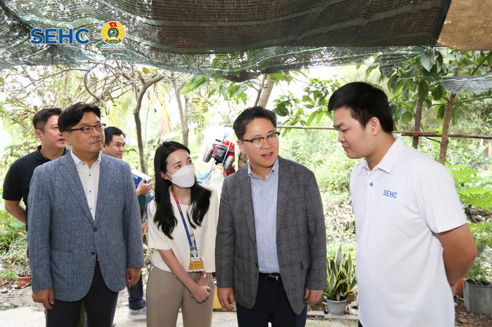 Công nhân bất ngờ khi Tổng giám đốc Hàn Quốc đến tận nhà trọ chúc Tết- Ảnh 2. Công nhân bất ngờ khi Tổng giám đốc Hàn Quốc đến tận nhà trọ chúc Tết- Ảnh 2.