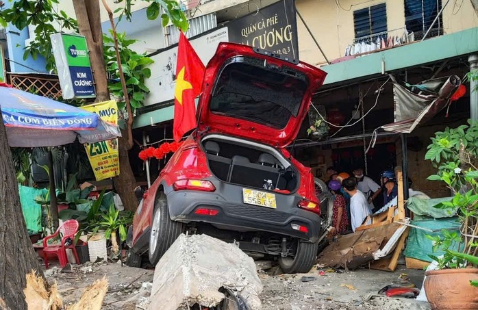 TP HCM: Ô tô lao vào quán cà phê đông người sáng 29 Tết- Ảnh 1. TP HCM: Ô tô lao vào quán cà phê đông người sáng 29 Tết- Ảnh 1.