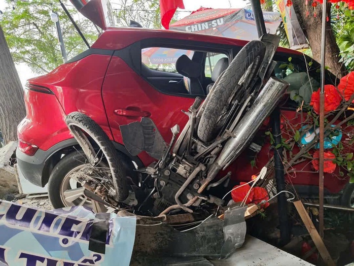 TP HCM: Ô tô lao vào quán cà phê đông người sáng 29 Tết- Ảnh 2. TP HCM: Ô tô lao vào quán cà phê đông người sáng 29 Tết- Ảnh 2.