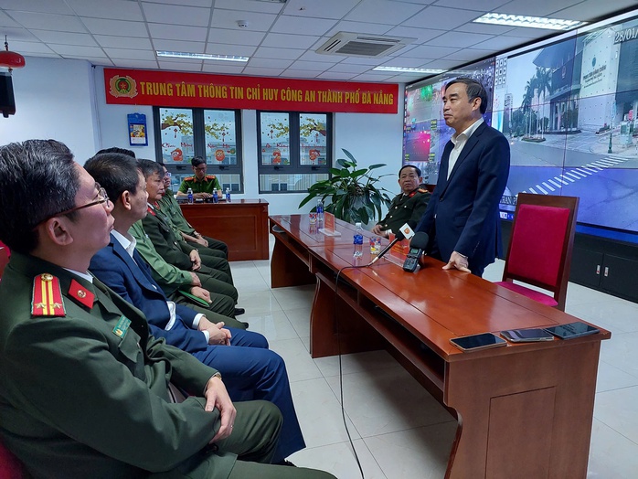 Chủ tịch UBND TP Đà Nẵng thăm, động viên các lực lượng ứng trực đêm giao thừa- Ảnh 2. Chủ tịch UBND TP Đà Nẵng thăm, động viên các lực lượng ứng trực đêm giao thừa- Ảnh 2.
