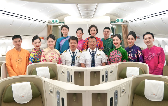 Đặc biệt, toàn bộ phi hành đoàn (bao gồm phi công và tiếp viên) đều là những người tuổi Tỵ với mong muốn mang đến những điều tốt đẹp nhất cho hành khách trong năm mới Đặc biệt, toàn bộ phi hành đoàn (bao gồm phi công và tiếp viên) đều là những người tuổi Tỵ với mong muốn mang đến những điều tốt đẹp nhất cho hành khách trong năm mới