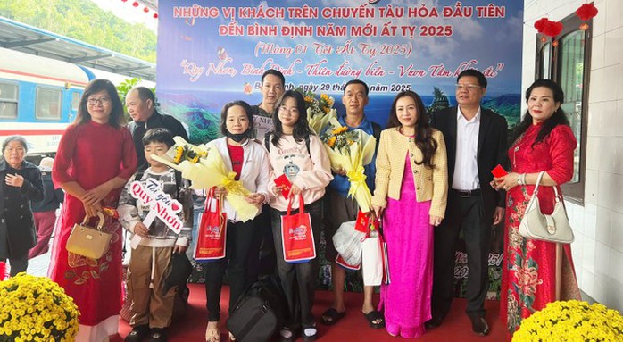 Bình Định, Bình Thuận lì xì du khách “xông đất” đầu năm- Ảnh 1. Bình Định, Bình Thuận lì xì du khách “xông đất” đầu năm- Ảnh 1.
