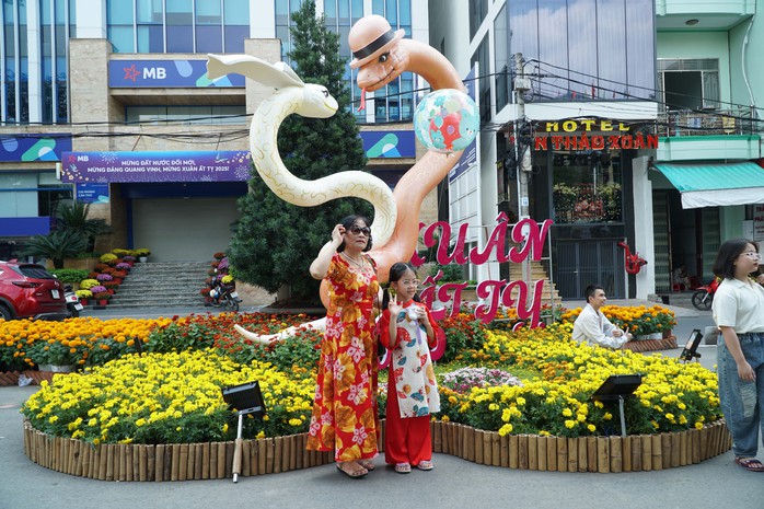 VIDEO: Độc đáo đường hoa nghệ thuật ở Cần Thơ- Ảnh 14. VIDEO: Độc đáo đường hoa nghệ thuật ở Cần Thơ- Ảnh 14.