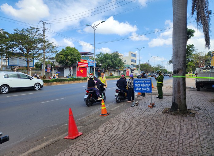 CLIP: Nhiều người bất ngờ khi CSGT đo nồng độ cồn sáng mùng 1 Tết- Ảnh 4. CLIP: Nhiều người bất ngờ khi CSGT đo nồng độ cồn sáng mùng 1 Tết- Ảnh 4.
