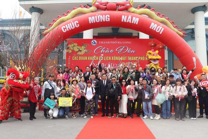 Quảng Ninh đón 2.500 khách du lịch "xông đất" trong ngày mùng 1 Tết- Ảnh 1. Quảng Ninh đón 2.500 khách du lịch "xông đất" trong ngày mùng 1 Tết- Ảnh 1.