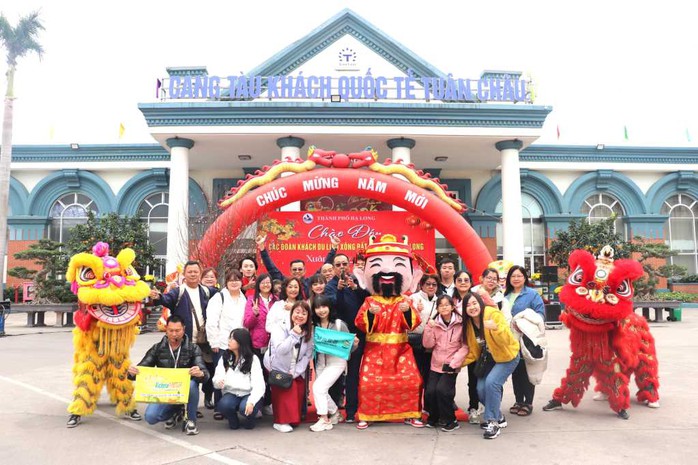 Quảng Ninh đón 2.500 khách du lịch "xông đất" trong ngày mùng 1 Tết- Ảnh 3. Quảng Ninh đón 2.500 khách du lịch "xông đất" trong ngày mùng 1 Tết- Ảnh 3.