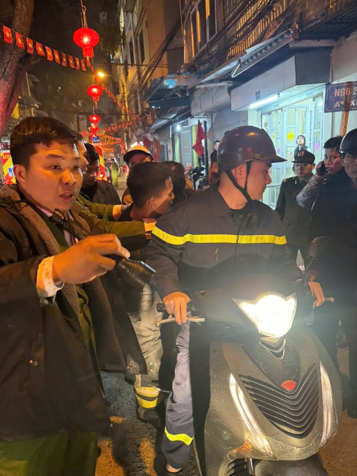 Giải cứu 3 người mắc kẹt trong vụ cháy lúc giao thừa- Ảnh 2. Giải cứu 3 người mắc kẹt trong vụ cháy lúc giao thừa- Ảnh 2.
