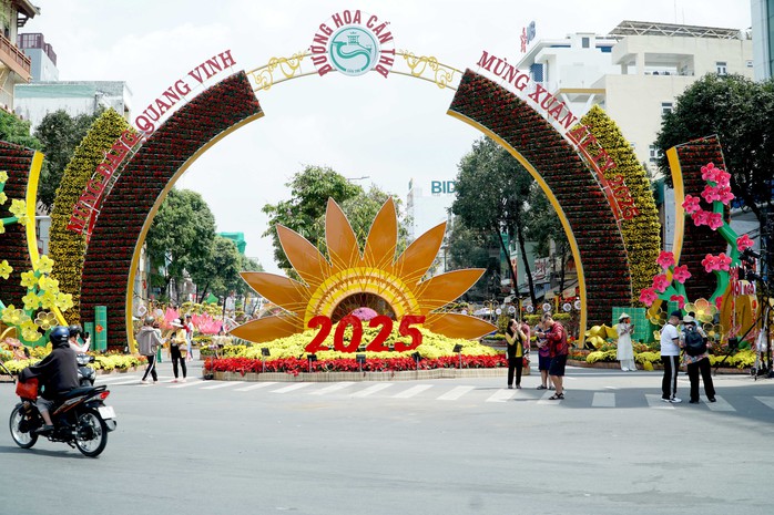VIDEO: Độc đáo đường hoa nghệ thuật ở Cần Thơ- Ảnh 3. VIDEO: Độc đáo đường hoa nghệ thuật ở Cần Thơ- Ảnh 3.