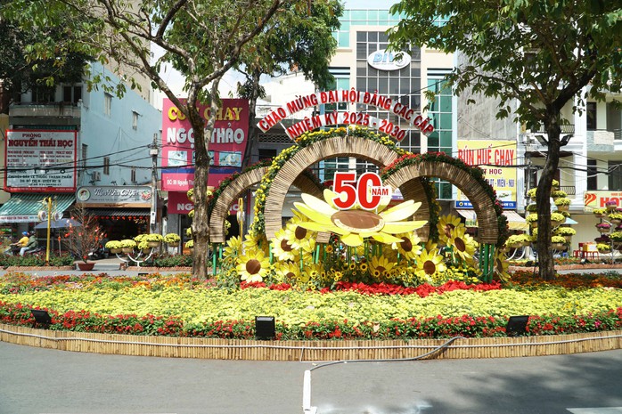 VIDEO: Độc đáo đường hoa nghệ thuật ở Cần Thơ- Ảnh 5. VIDEO: Độc đáo đường hoa nghệ thuật ở Cần Thơ- Ảnh 5.