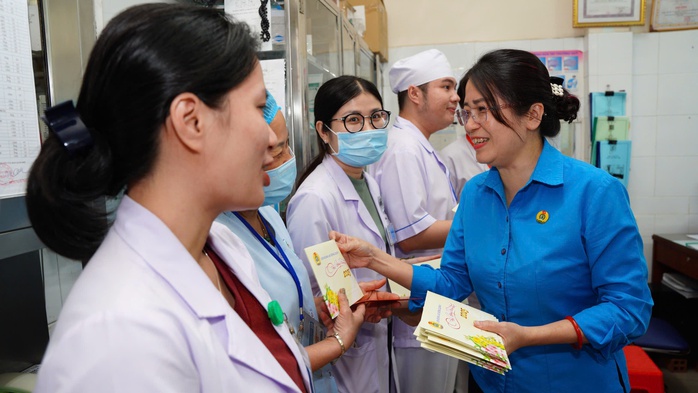 Những người làm việc xuyên Tết- Ảnh 3. Những người làm việc xuyên Tết- Ảnh 3.