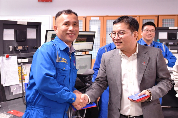 Hàng trăm người ở lại "giữ lửa" cho Nhà máy lọc dầu Dung Quất - Ảnh 1. Hàng trăm người ở lại "giữ lửa" cho Nhà máy lọc dầu Dung Quất - Ảnh 1.