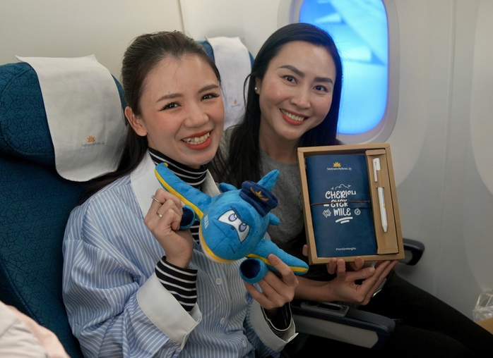 Vietnam Airlines cũng dành tặng hành khách những món quà ý nghĩa như sổ tay và mascot của hãng Vietnam Airlines cũng dành tặng hành khách những món quà ý nghĩa như sổ tay và mascot của hãng