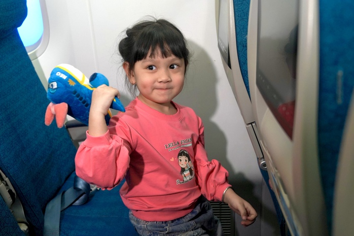 Một hành khách "nhí" thích thú với món quà từ hãng hàng không Một hành khách "nhí" thích thú với món quà từ hãng hàng không